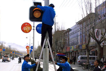 2006年3月22日，西藏乐鱼体育公司员工正在安装向拉萨捐赠太阳能交通指示灯