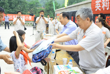 2012年5月29日，乐鱼体育集团到易县冯家庄村慰问